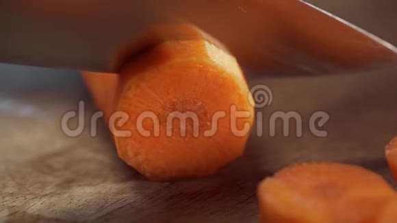 厨师切胡萝卜素食厨师削皮切蔬菜健康食品饮食视频的预览图
