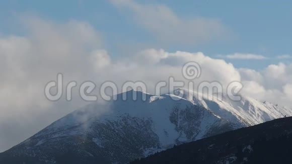 白云在雪山上快速移动高山雪山上美丽的云景观视频的预览图