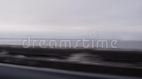 在广阔的海面上驾驶汽车冬天阴天视频的预览图