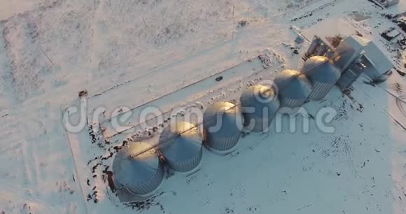 冬季晴天的电梯和工厂视频的预览图