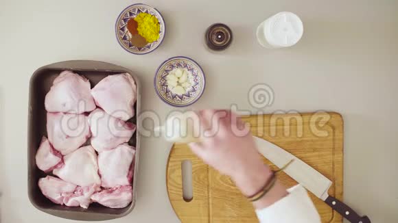 厨师煮一只鸡调味料视频的预览图