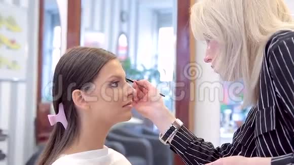 化妆师用眉笔做化妆模特视频的预览图