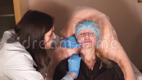 美容师结肠炎肉毒素木偶纹以消除皱纹视频的预览图