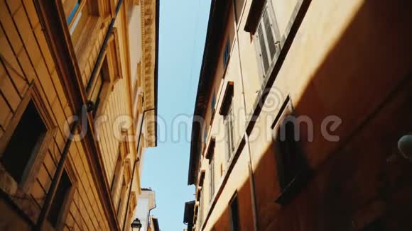 位于罗马历史上的一条狭窄街道上的老房子Stadicam宽镜头拍摄视频的预览图