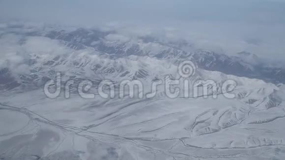 山顶上的雪通过飞机窗口观看西南雪山鸟瞰图顶部视图视频的预览图