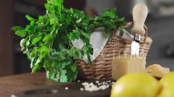 厨房桌子上的新鲜蔬菜和柠檬水果和蔬菜按食谱烹饪烹饪食物视频的预览图