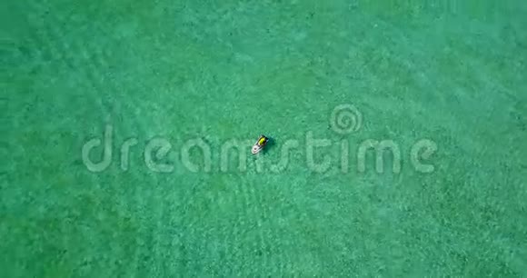 V06244空中飞行无人驾驶飞机观赏马尔代夫白色沙滩jetski骑着阳光明媚的热带天堂岛与水视频的预览图