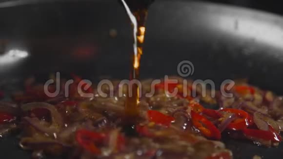 厨师做肉酱黑啤酒烤蔬菜热飞锅家庭烹饪视频的预览图