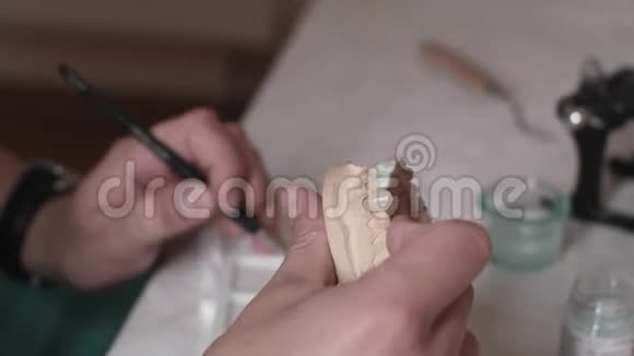 技师牙医做颌骨假体视频的预览图