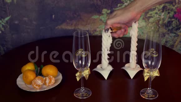 结婚戒指和香槟酒杯黑色背景上的装饰品瓦伦丁视频的预览图
