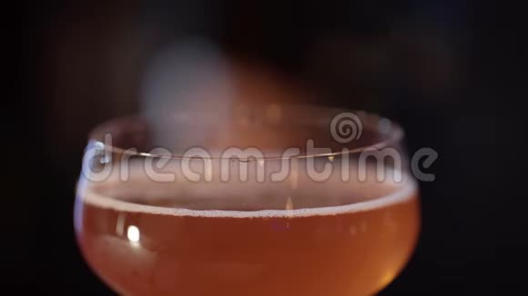 专业酒保用覆盆子装饰鸡尾酒视频的预览图