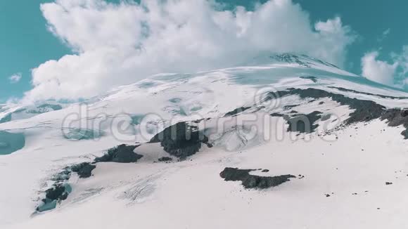鸟瞰风景如画的自然雪山景观视频的预览图
