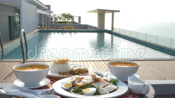 泰式菜肴4k池边的桌子泰国传统午餐在游泳池旁改变焦点视频的预览图