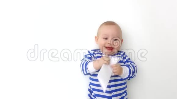 穿条纹连衣裙的宝宝玩纸船视频的预览图