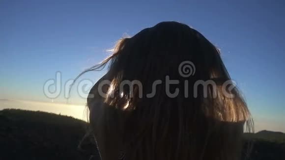 登上山顶的女人视频的预览图