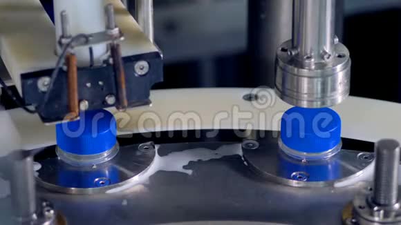 蓝色牛奶瓶盖被工厂机器扭曲视频的预览图