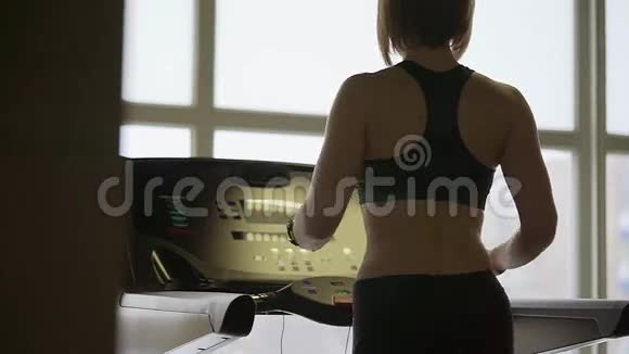 体育俱乐部健身女运动员有条不紊运动的慢镜头视频的预览图