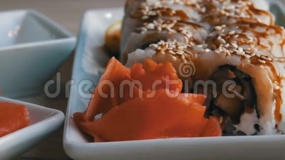 日本菜寿司卷放在桌子上紧挨着姜芥末和柠檬酱油是从一种特殊的视频的预览图