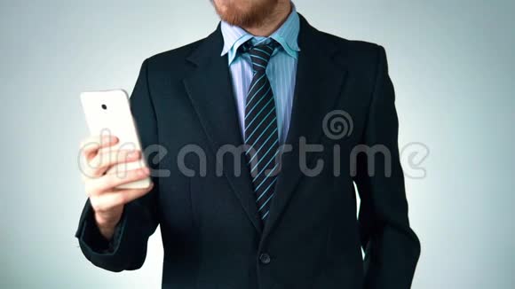一个穿着西装的时髦男人手里拿着一部电话优雅商务社交视频的预览图
