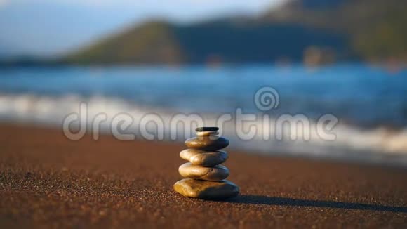 海滩上堆的石头视频的预览图