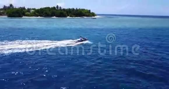 V06189无人机空中飞行无人机马尔代夫白色沙滩jetski骑着阳光明媚的热带天堂岛与水视频的预览图