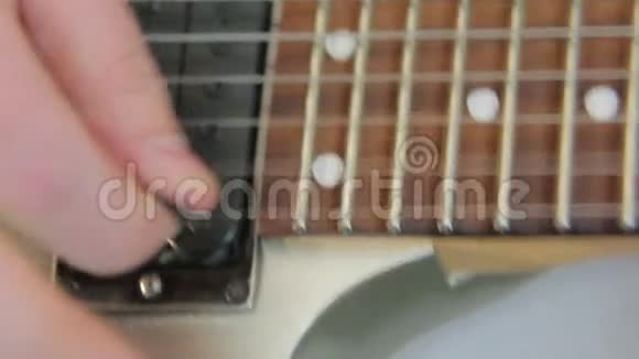 近距离手指在吉他上弹奏和弦视频的预览图