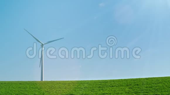 一幅田园诗般的纯能量画面阳光下绿山上的风力发电机视频的预览图