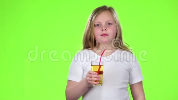 小女孩用吸管喝苹果汁绿色屏幕慢动作视频的预览图