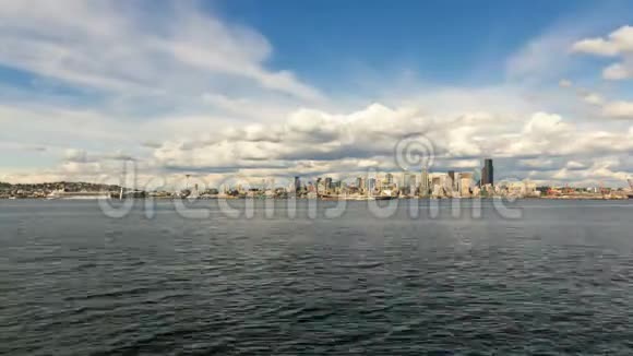 从阿尔基海滩西澳4k超高清时间间隔的西雅图西澳城市天际线上的云和天空视频的预览图