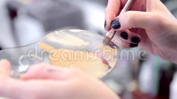 化妆师用口红来修饰嘴唇视频的预览图