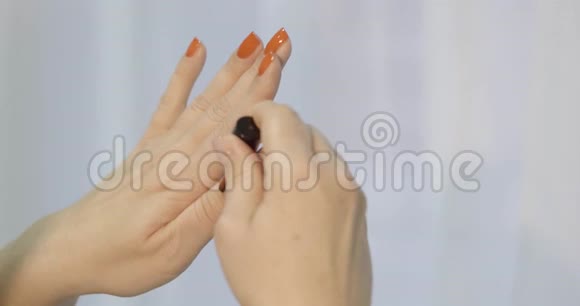 女人亲手给自己修指甲视频的预览图