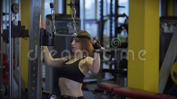 年轻的运动员在健身房锻炼肌肉可以提高体重视频的预览图
