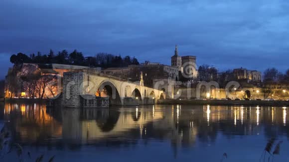 法国阿维尼翁黄昏时的老桥和城市天际线视频的预览图