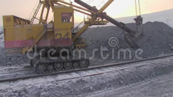 冬季采石场背景上的挖掘机视频的预览图