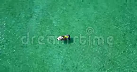 v06152无人机空中飞行无人机马尔代夫白色沙滩jetski骑着阳光明媚的热带天堂岛与水视频的预览图