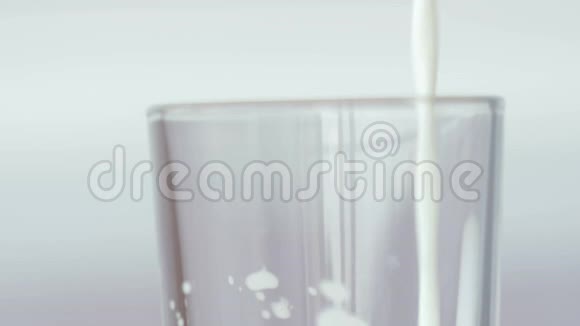 把牛奶倒入玻璃杯里超高清视频视频的预览图