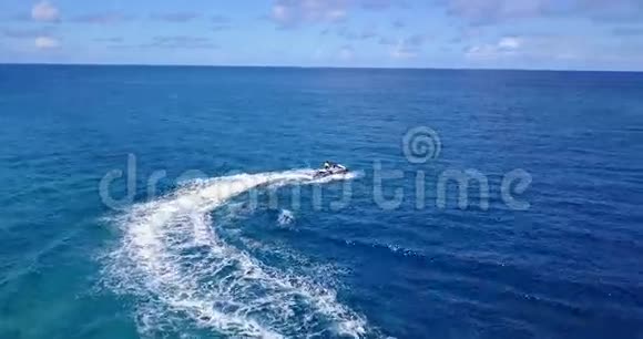 V06222无人机空中飞行无人机马尔代夫白色沙滩jetski骑着阳光明媚的热带天堂岛与水视频的预览图