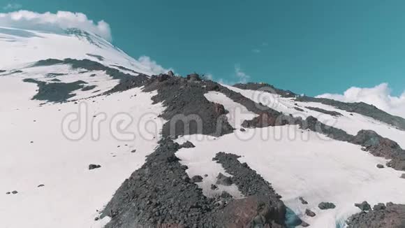 鸟瞰风景自然雪岩峰景视频的预览图