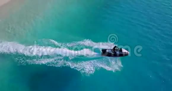 v06159空中飞行无人机马尔代夫白色沙滩喷气机乘坐阳光明媚的热带天堂岛与水视频的预览图