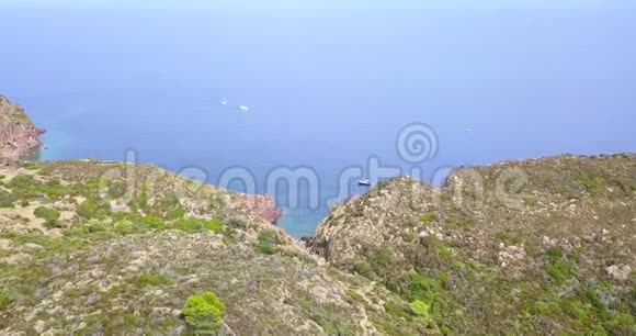 卡普里亚岛海岸船航空景观视频的预览图