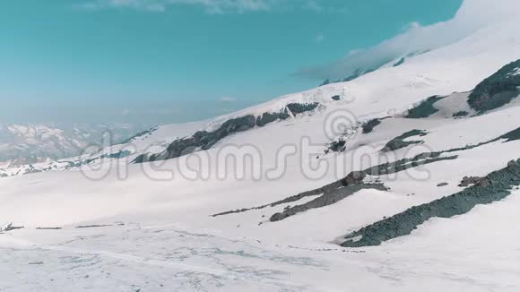 空中拍摄积雪和铁轨覆盖的山坡视频的预览图