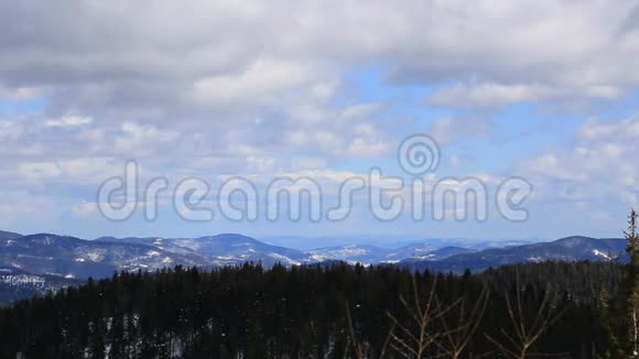 在山脉上快速移动的云视频的预览图