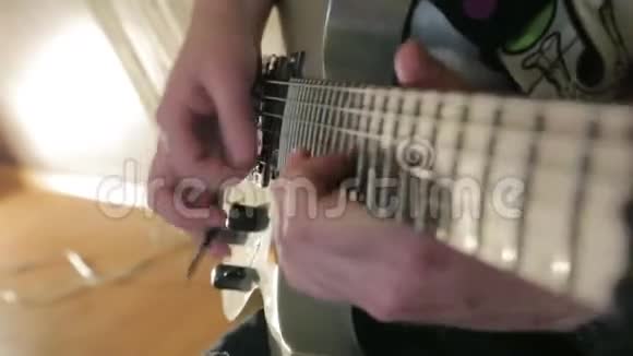 近距离手指在吉他上弹奏和弦视频的预览图