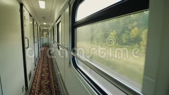 客运火车车厢走廊有许多门窗火车开得很快视频的预览图