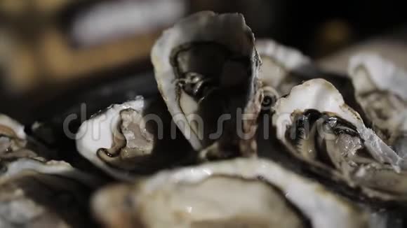 牡蛎放在冰盘上视频的预览图