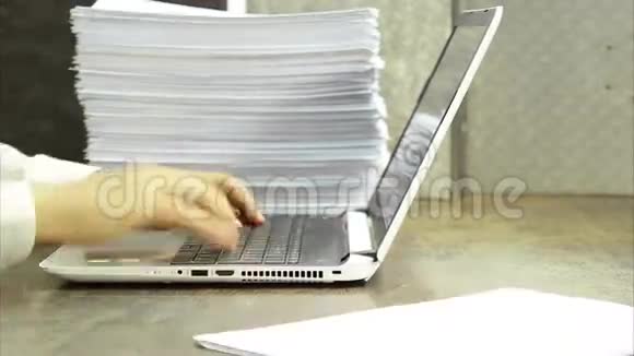 带文件的笔记本电脑工作视频的预览图