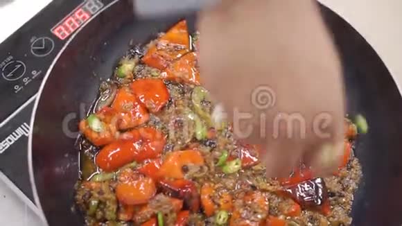 平底煎锅顶部有现成的法吉塔视图削减墨西哥菜锅中烹调法吉塔的俯视图视频的预览图