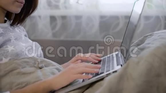 年轻的女孩棕色的头发和时髦的头发坐在下面认为回复收到的信息视频的预览图
