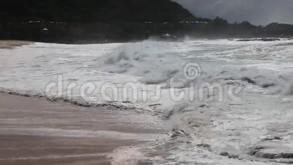 威美亚湾的巨浪视频的预览图