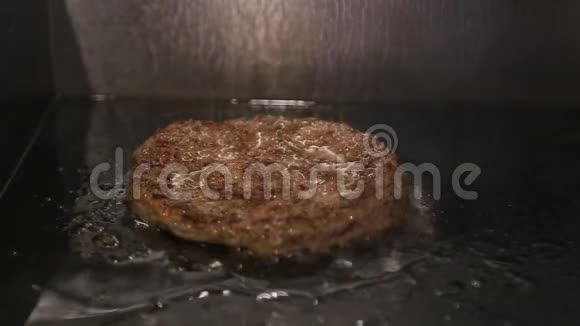 一个汉堡馅饼是在热的油炉子上煎的视频的预览图